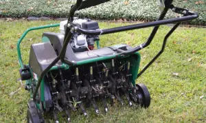 Profesjonalna aeratorka do trawy, która pomoże Ci zadbać o piękny trawnik. Zobacz, jak zrobić aerator do trawy i cieszyć się zdrową zielenią.