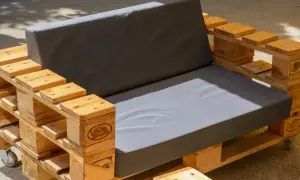 Sofa z palet, świetny pomysł na to, co można zrobić z palet do ogrodu. Wygodne siedzisko i oparcie.