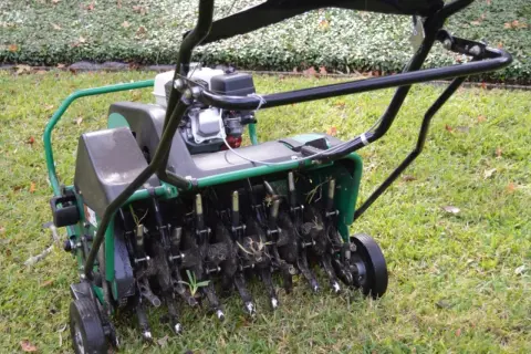 Profesjonalna aeratorka do trawy, która pomoże Ci zadbać o piękny trawnik. Zobacz, jak zrobić aerator do trawy i cieszyć się zdrową zielenią.
