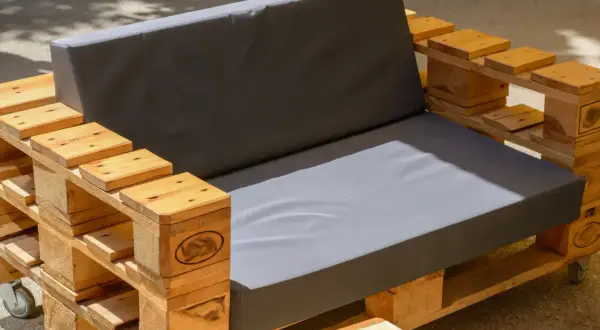 Sofa z palet, świetny pomysł na to, co można zrobić z palet do ogrodu. Wygodne siedzisko i oparcie.