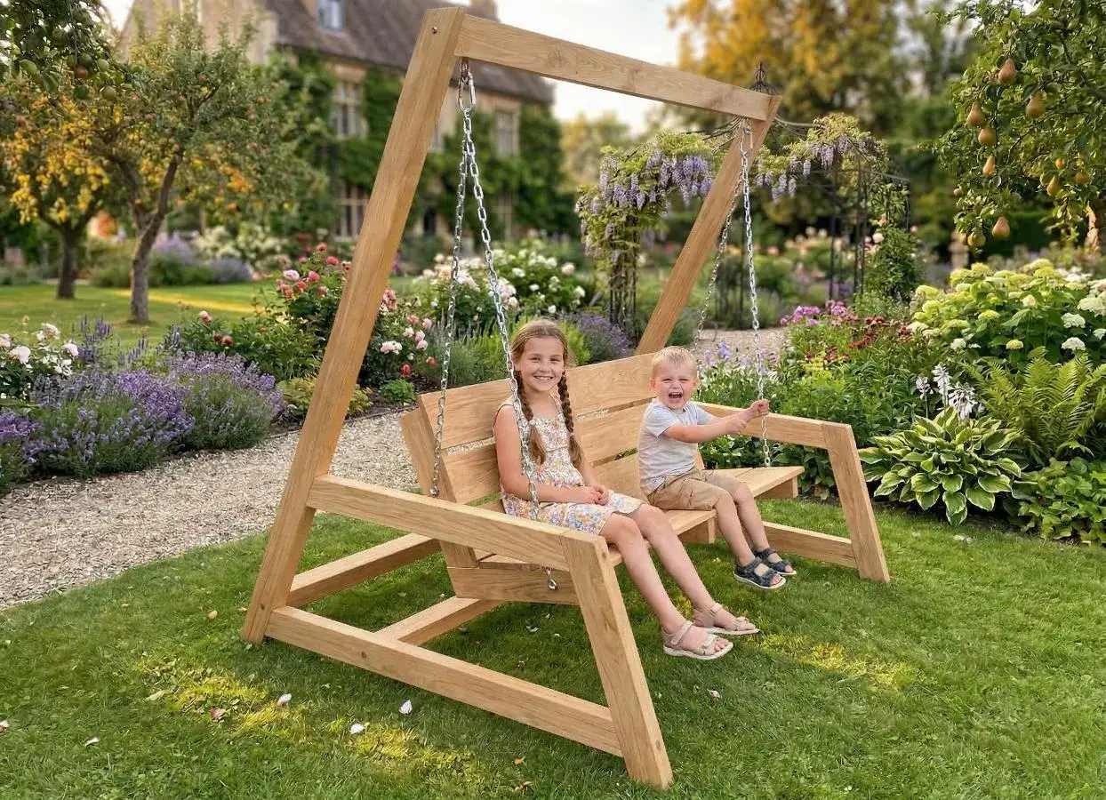 Dzieci cieszą się na drewnianej huśtawce w ogrodzie. To inspiracja, jak zrobić huśtawkę, która zachwyci całą rodzinę.