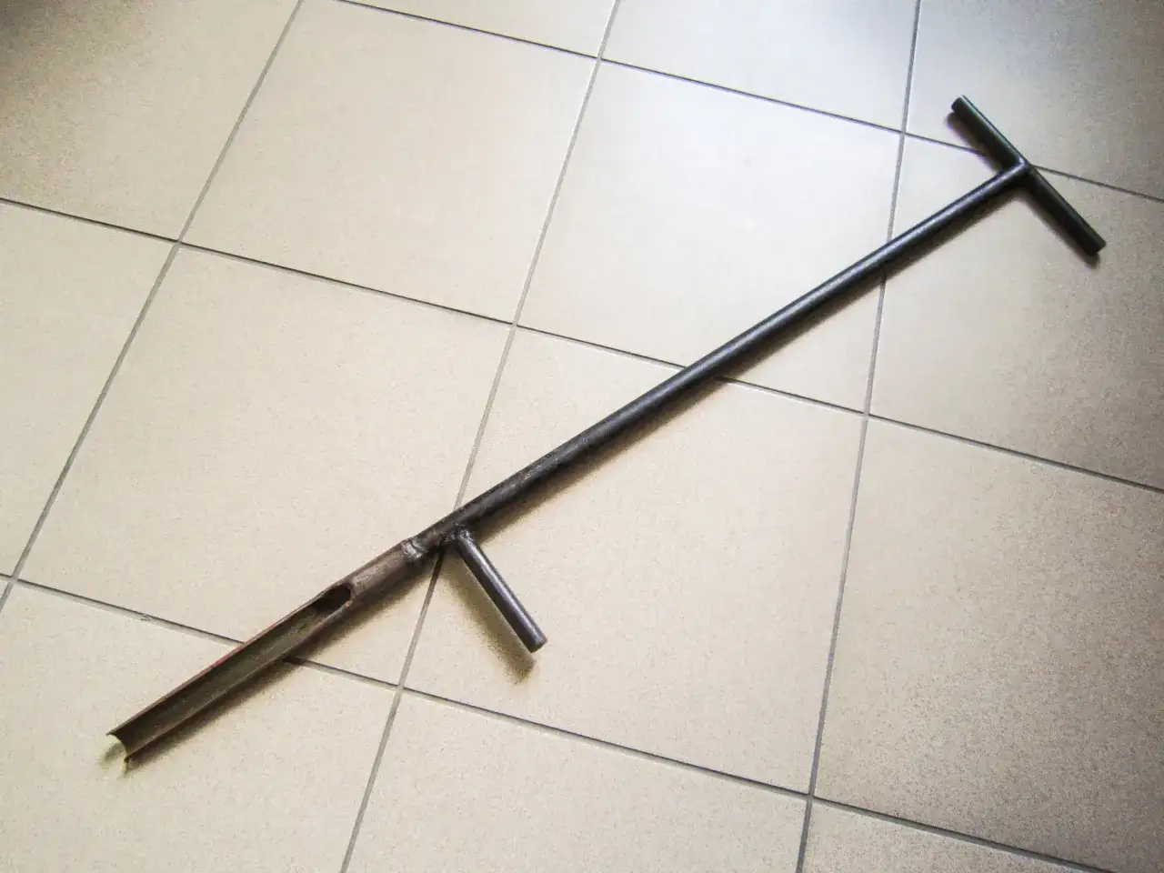 Metalowe narzędzie do pobierania próbek gleby, ułatwiające pomiar pH gleby.